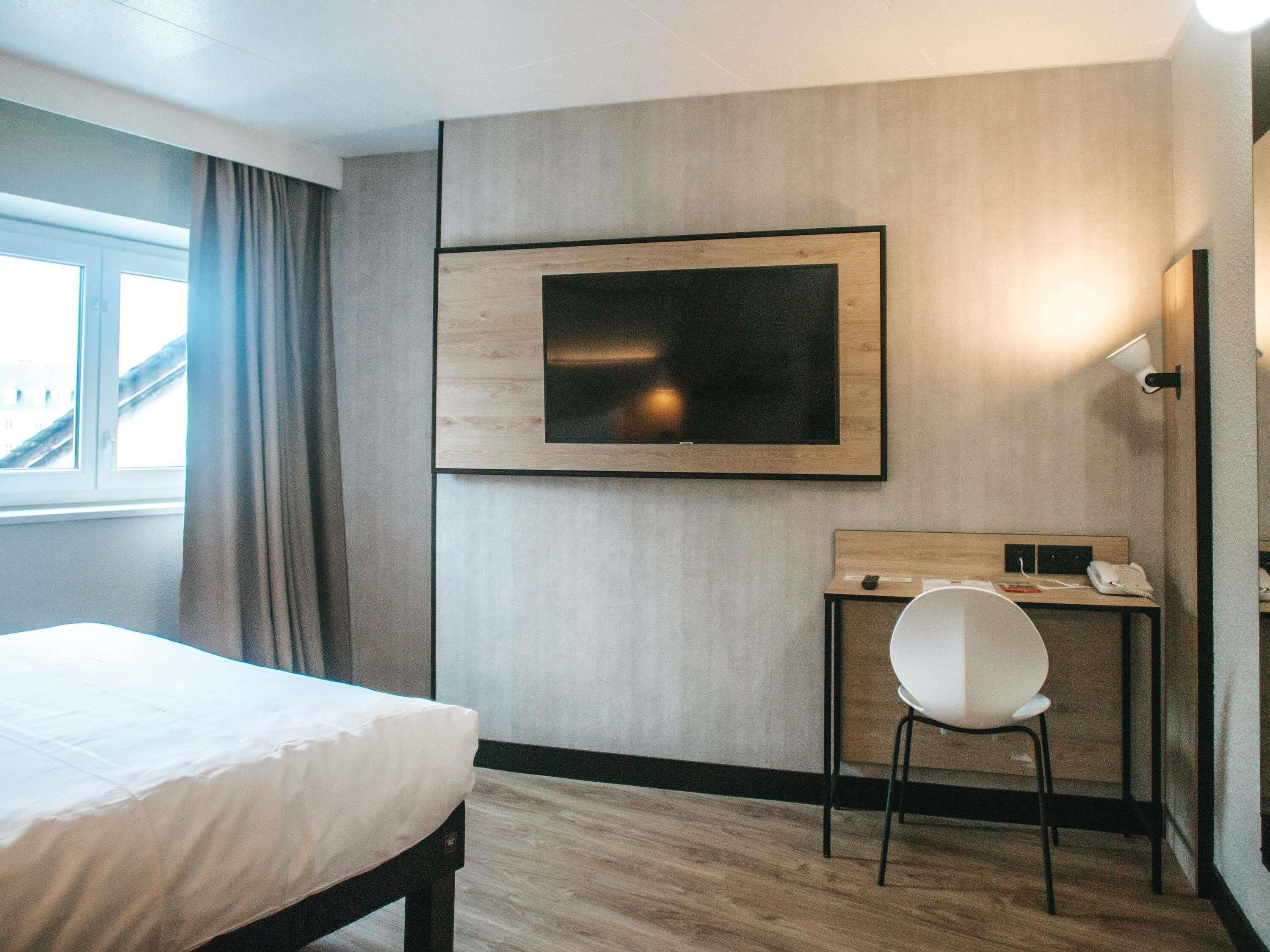 Ropa de cama de alta calidad, escritorio y cortinas blackout 