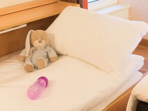 Roupas de cama premium, escrivaninha, cortinas blackout