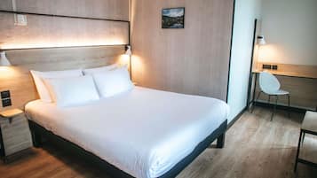 Luxe beddengoed, een bureau, verduisterende gordijnen