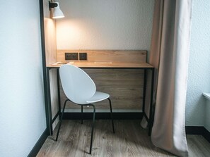Quarto conforto, 1 cama de casal | Roupas de cama premium, escrivaninha, cortinas blackout