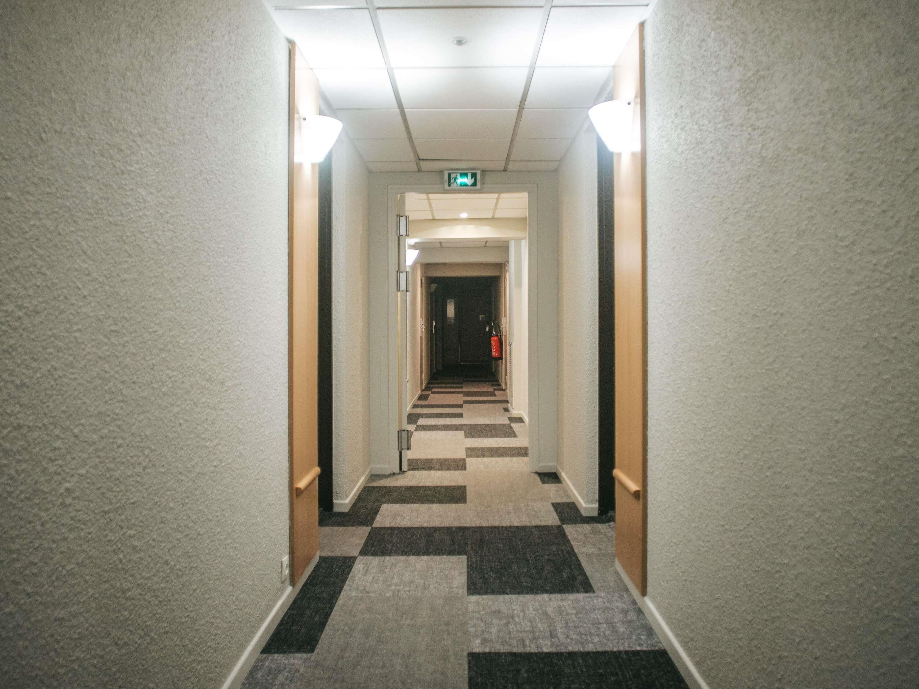 Sengetøy av topp kvalitet, skrivebord, blendingsgardiner og lydisolert