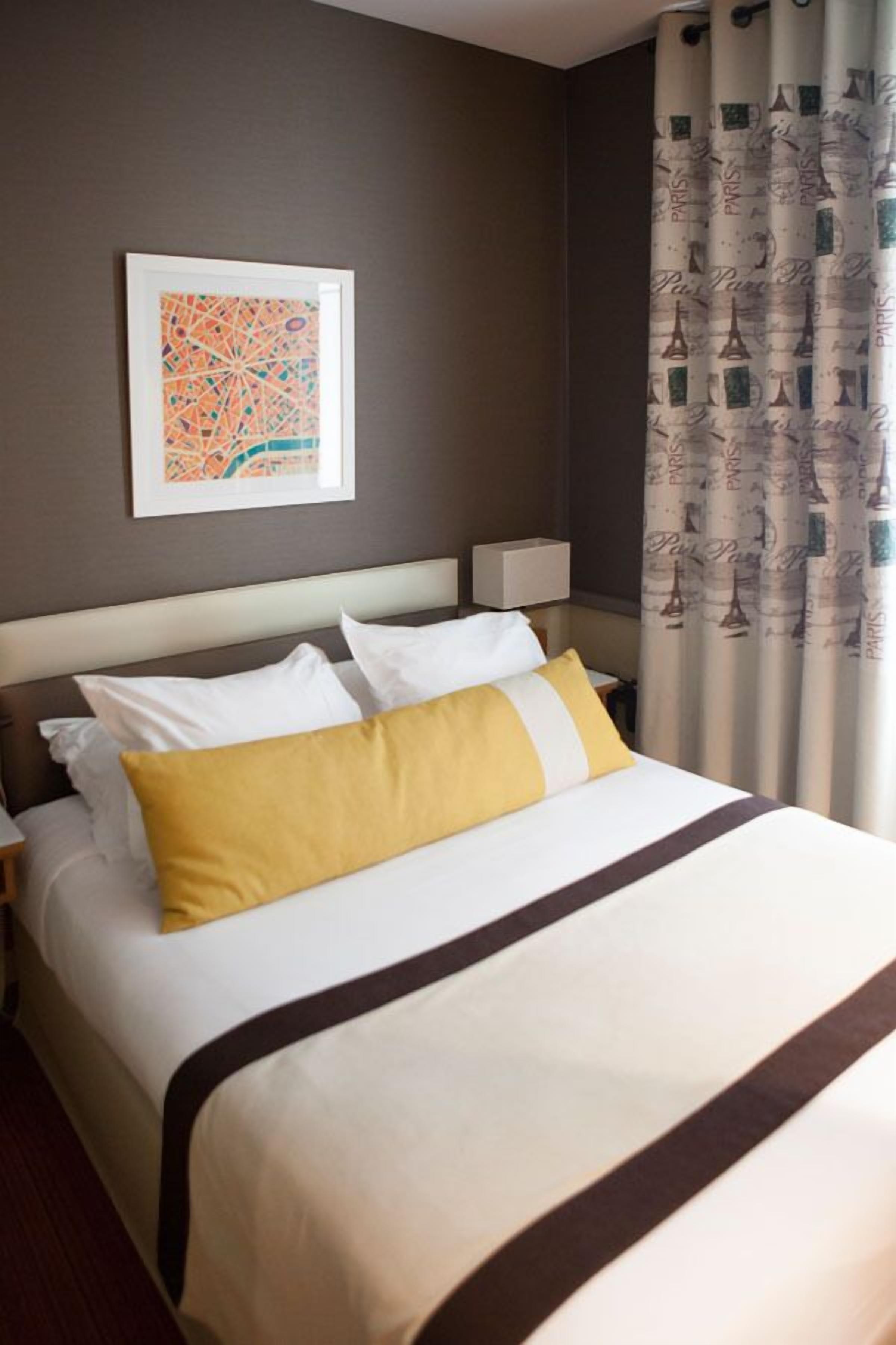 family room | in-room safe, free wifi, bed sheets