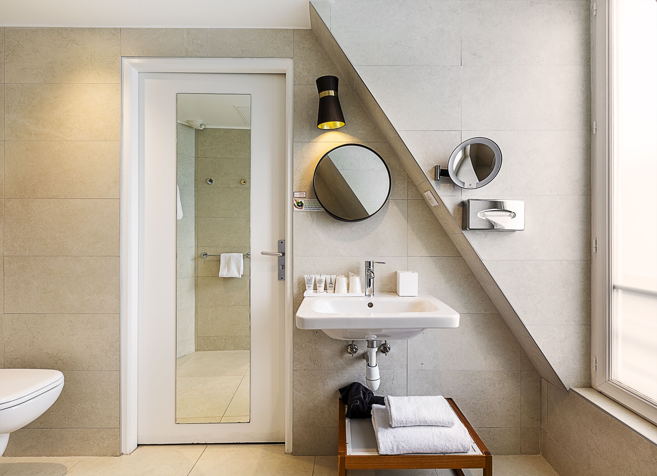 deluxe double room | bathroom | shower, free toiletries