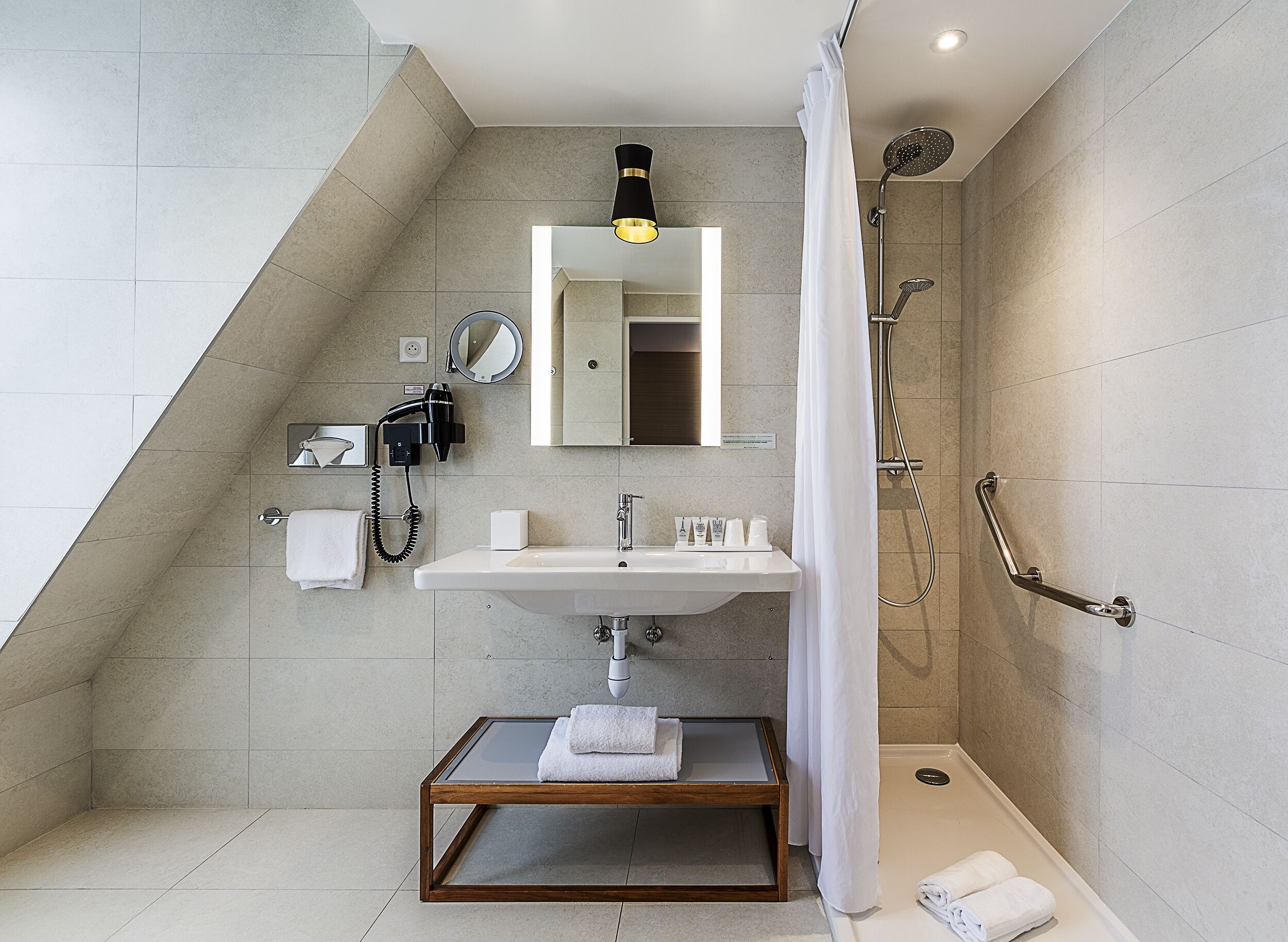 double room (eiffel) | bathroom | shower, free toiletries