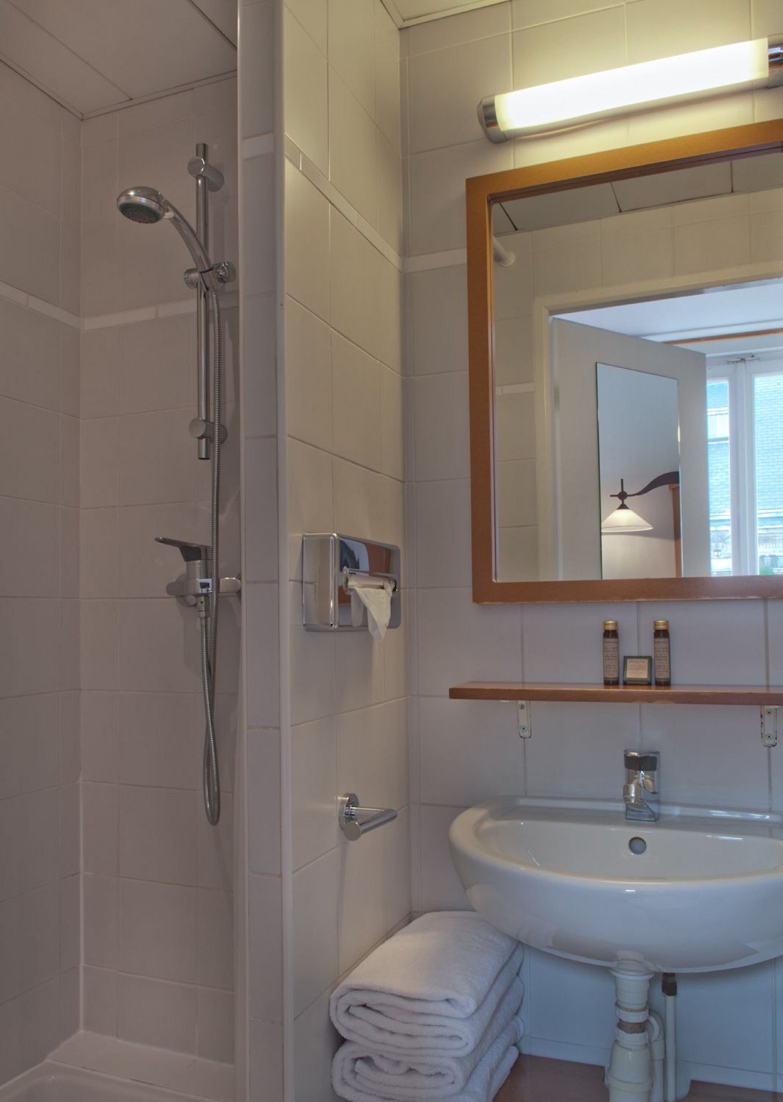 shower, free toiletries