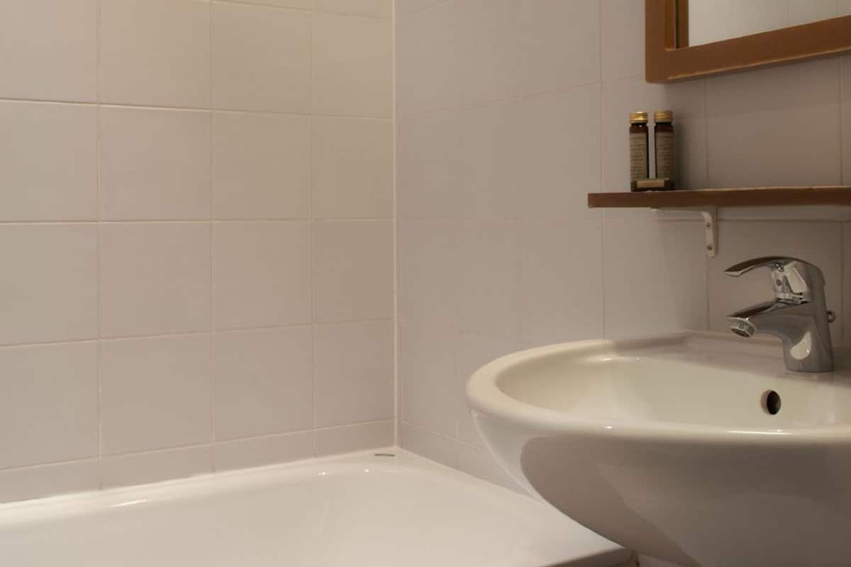 Regadera y amenidades de baño gratuitas