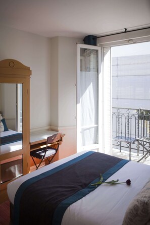 Classic Double Room, Balcony | In-room safe, free WiFi, bed sheets - La Manufacture (Paris)