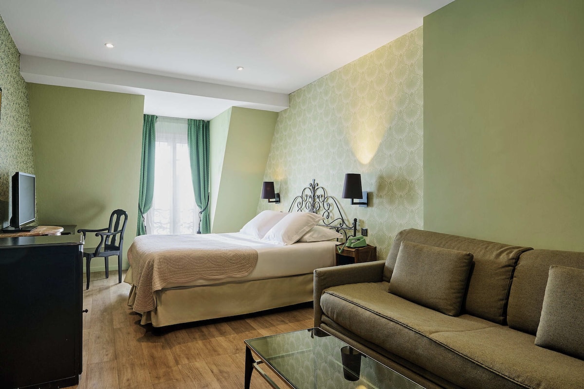 Habitación familiar | 1 habitación, ropa de cama de alta calidad, minibar y escritorio