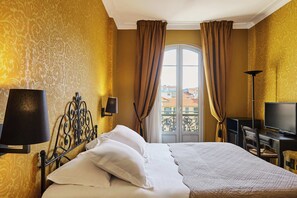 Superior Double Room | Premium bedding, minibar, desk, soundproofing - Hôtel Le Grimaldi by Happyculture (Nice)