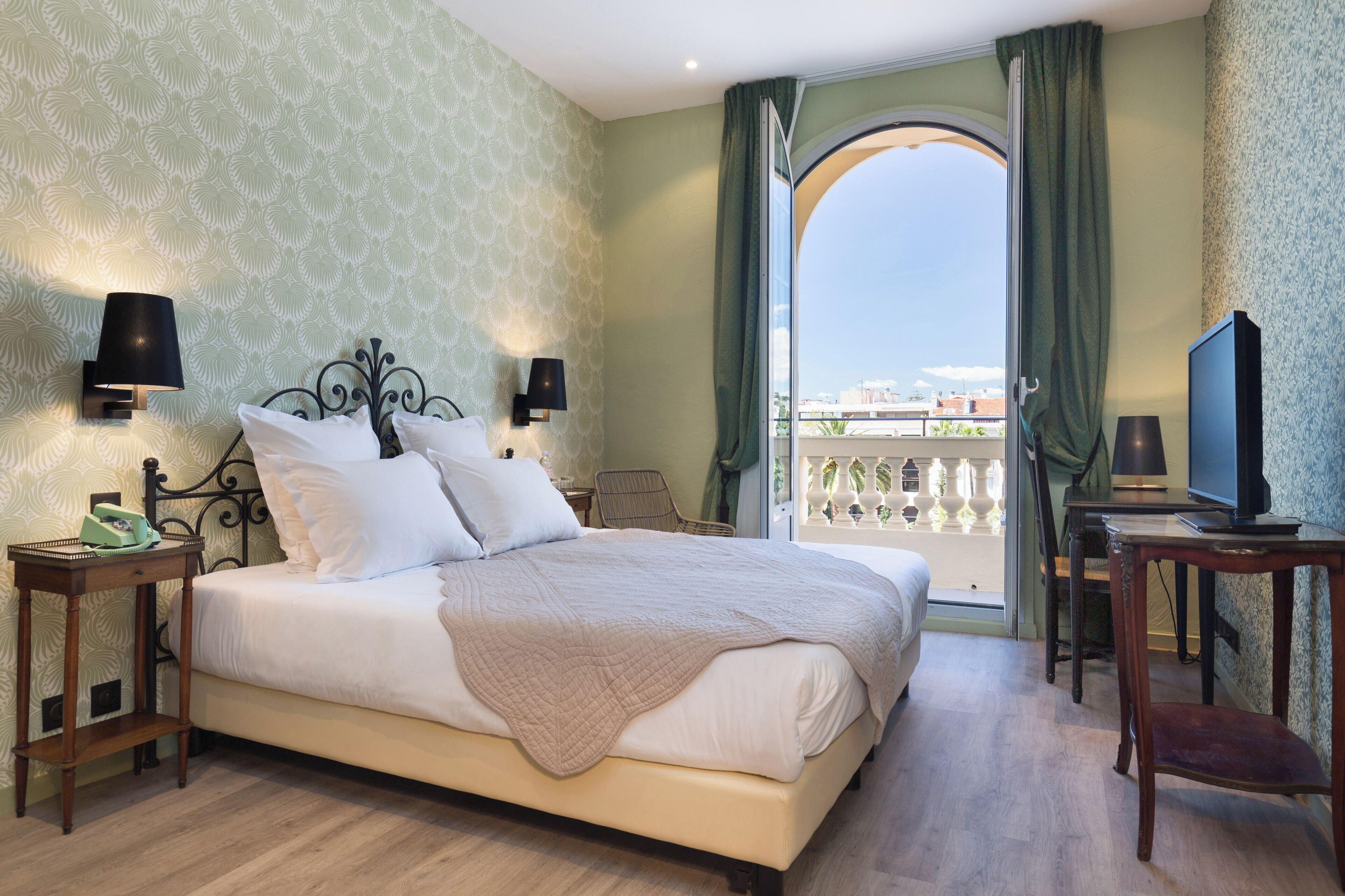 family room | 1 bedroom, premium bedding, minibar, desk