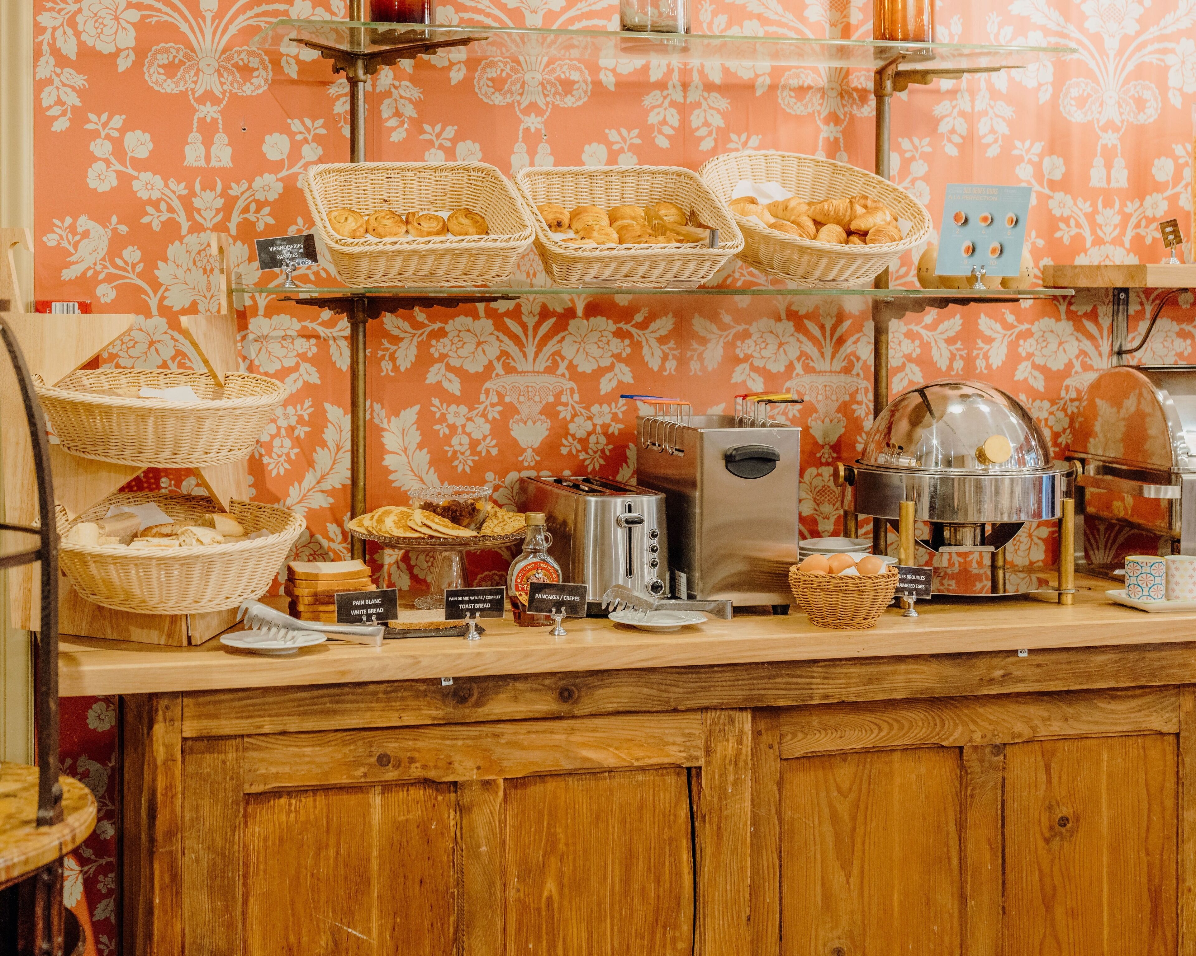 Sarapan prasmanan setiap hari (EUR 20 per orang)