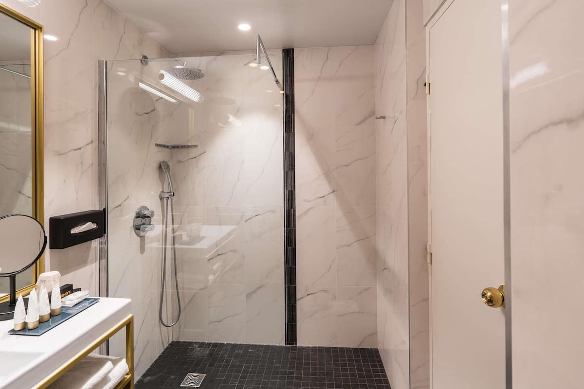 Chambre Deluxe, 1 très grand lit | Coffres-forts dans les chambres, décoration personnalisée