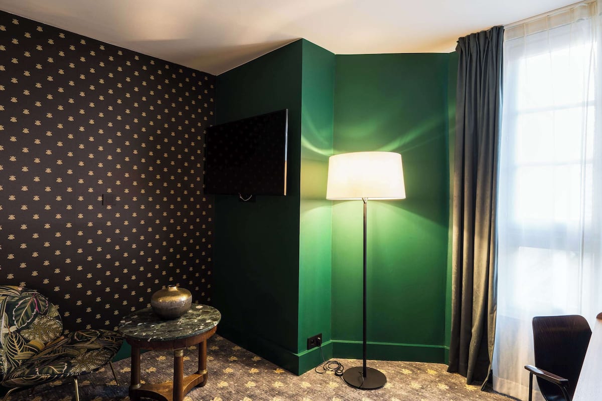 Chambre Deluxe, 1 très grand lit | Coffre-fort, décor unique, ameublement unique, bureau