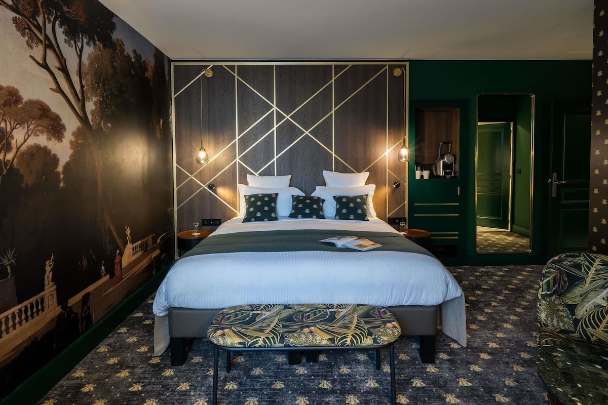 Chambre Deluxe, 1 très grand lit | Coffres-forts dans les chambres, décoration personnalisée