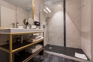 Chambre Supérieure, 1 très grand lit | Salle de bain | Articles de toilette écologiques, sèche-cheveux, serviettes fournies