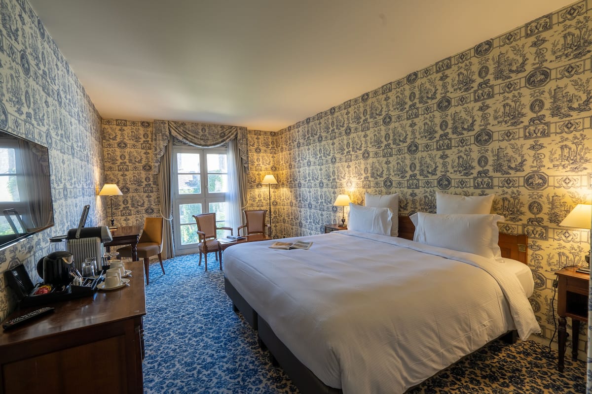 classic room, 1 double bed | in-room safe, individually decorated, individually furnished, desk