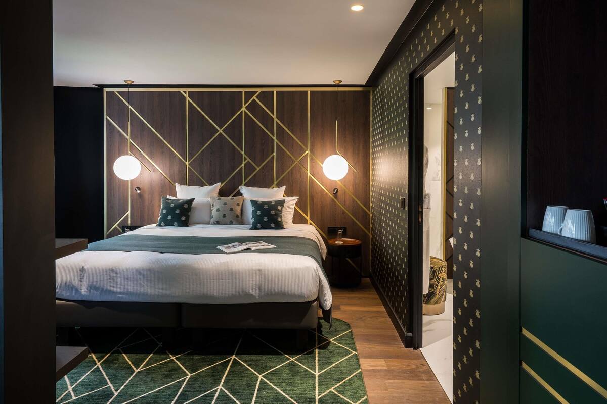 Suíte júnior, 1 cama King | Cofres nos quartos, escrivaninha, quartos à prova de som