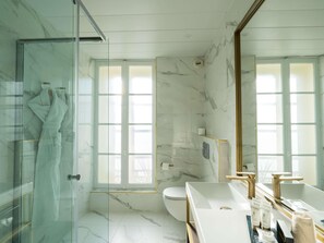 Habitación Deluxe, 1 cama King size | Caja de seguridad en la habitación y decoración personalizada 