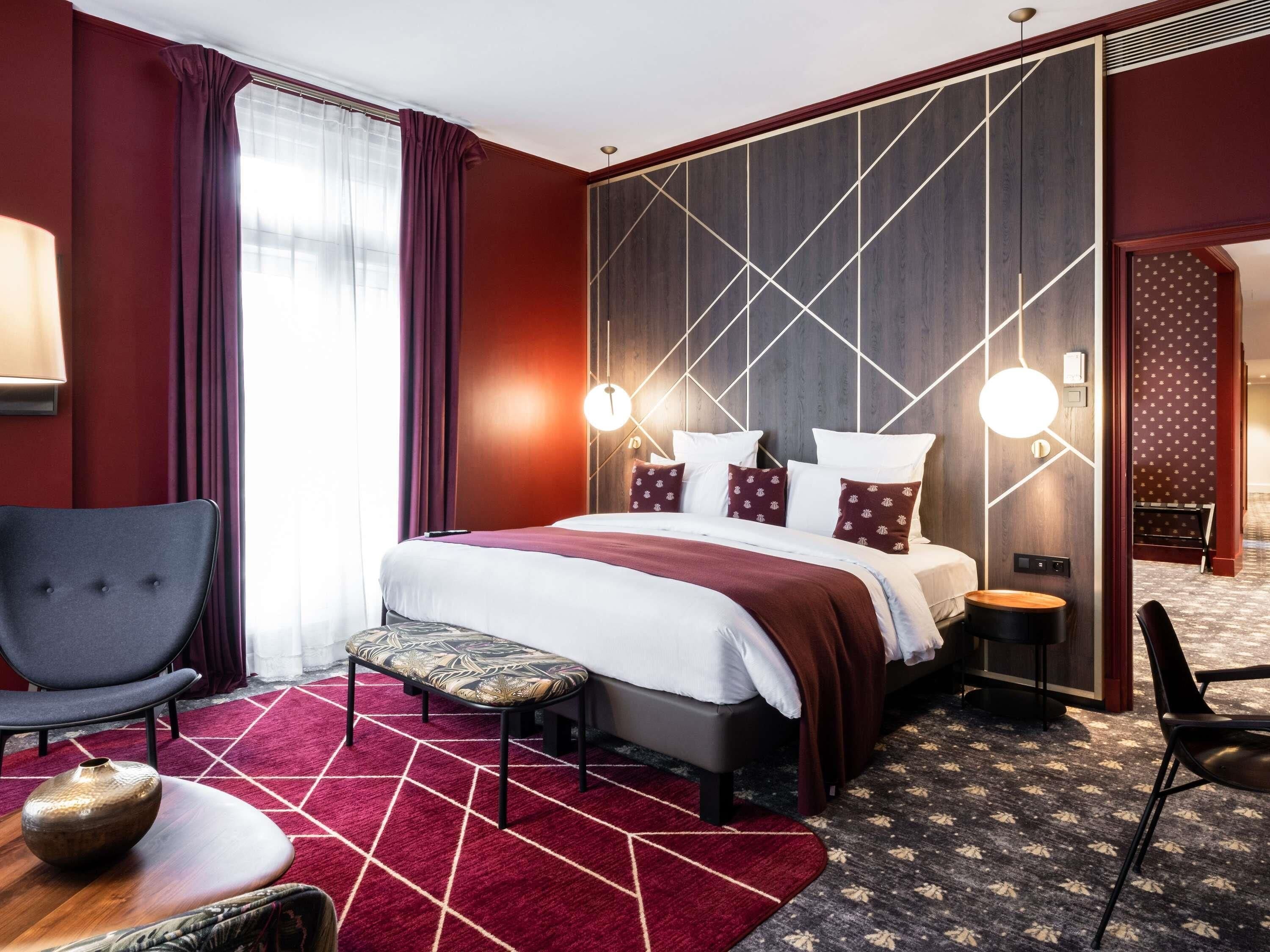 Suite, 1 kingsize-seng, hageutsikt | Safe på rommet, individuelt dekorert, individuelt innredet og skrivebord