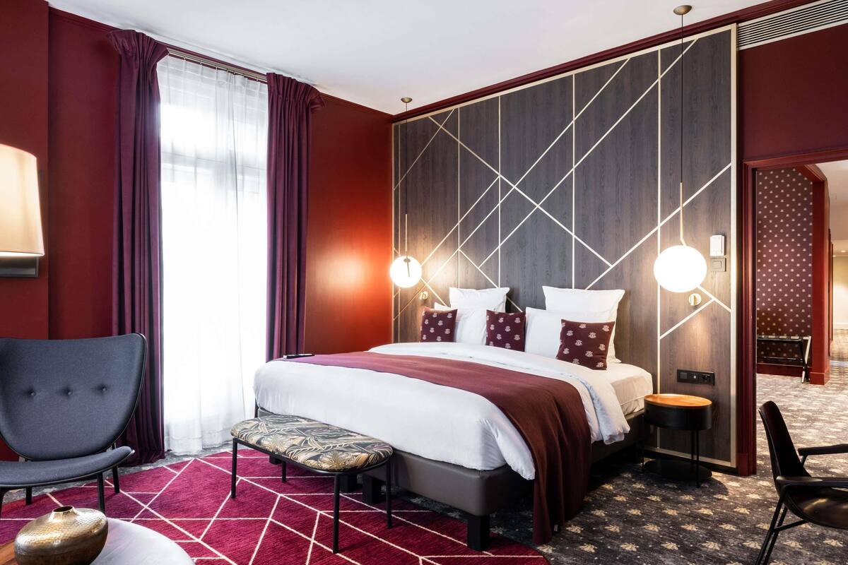 Suíte, 1 cama King, vista para o jardim | Cofres nos quartos, escrivaninha, quartos à prova de som