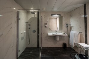 Klassieke kamer, 1 tweepersoonsbed, uitzicht | Badkamer | Milieuvriendelijke toiletartikelen, een haardroger, handdoeken