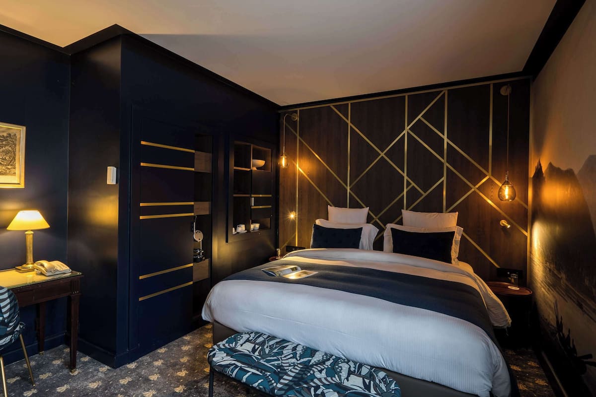 Chambre supérieure, 1 très grand lit | Coffre-fort, décor unique, ameublement unique, bureau