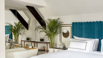 Minibar, caja de seguridad en la habitación y escritorio