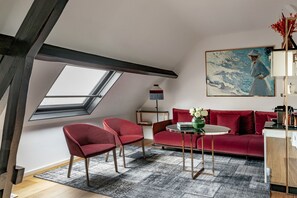 ميني بار وخزنة داخل الغرفة ومكتب وتجهيزات عازلة للصوت