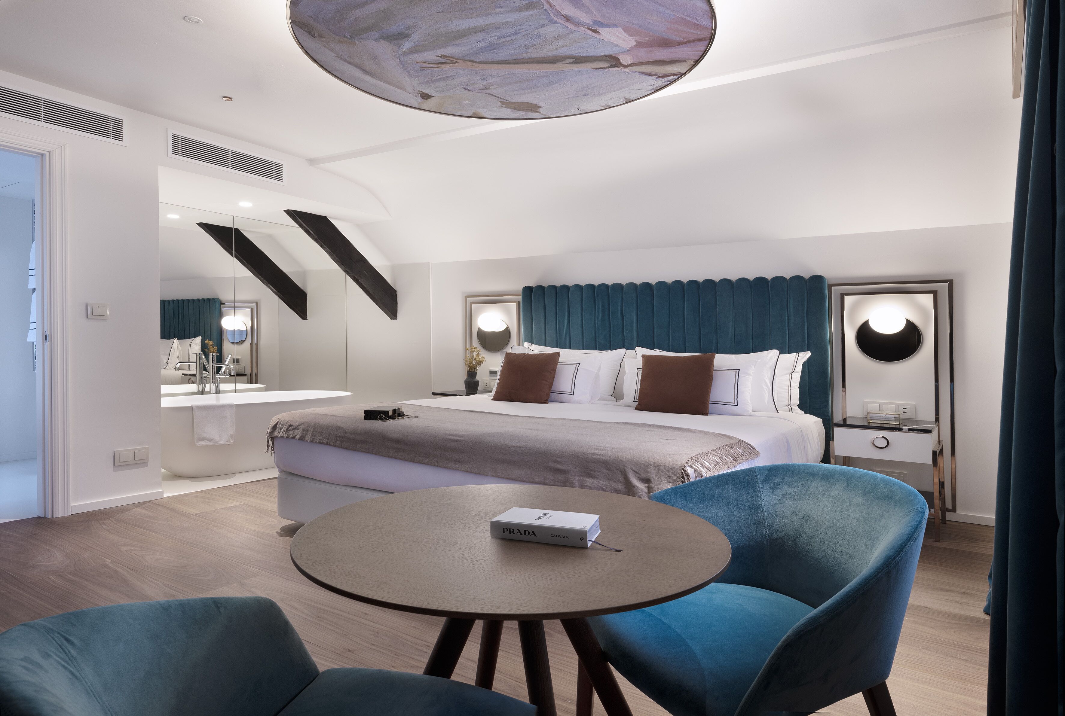 Elena Sorolla Suite | Minibar, in-room safe, desk, soundproofing