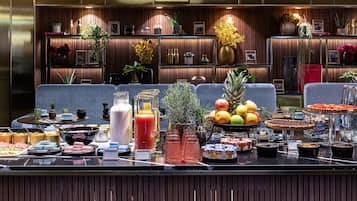 Desayuno buffet todos los días (EUR 40 por persona)