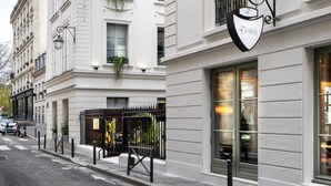 A white building with a sign that reads "Cloude". - Maison Colbert, member of Meliá Collection  Notre-Dame (Paris)