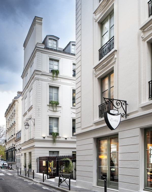 A white building with a sign that reads "Cloude".