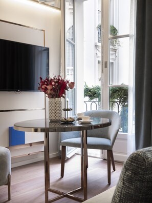 Minibar, coffres-forts dans les chambres, bureau, chambres insonorisées
