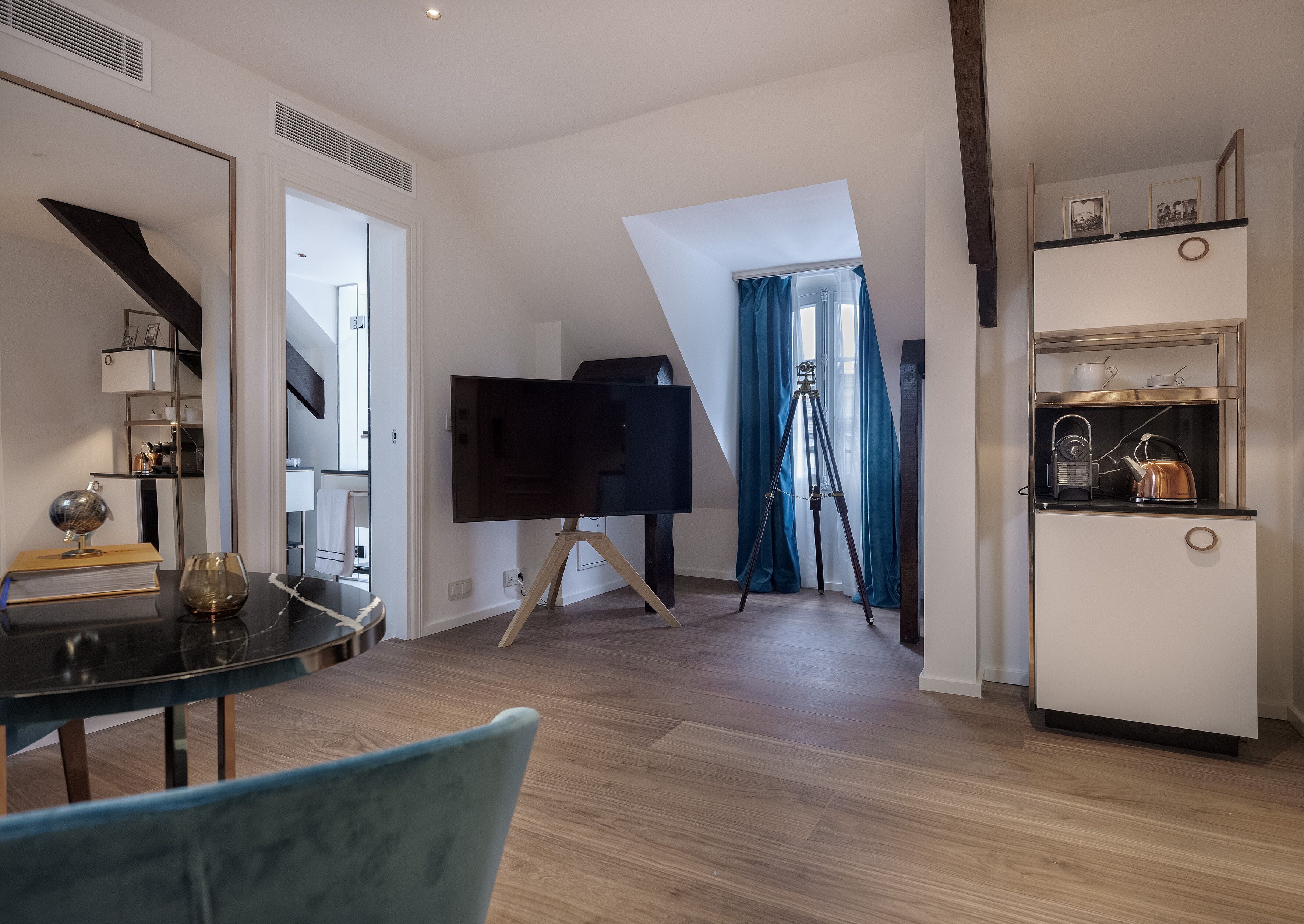 elena sorolla suite | minibar, in-room safe, desk, soundproofing