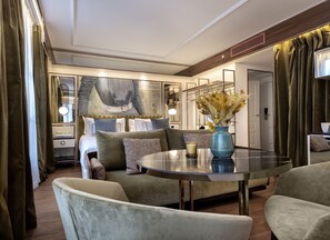 ميني بار وخزنة داخل الغرفة ومكتب وتجهيزات عازلة للصوت