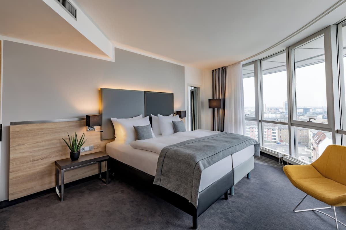 Standard Room, 2 Single Beds | In-room safe, desk, soundproofing, free WiFi