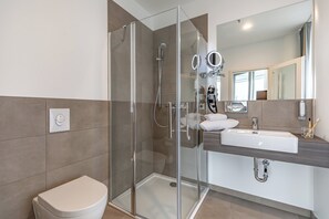 Rainfall showerhead, hair dryer, towels