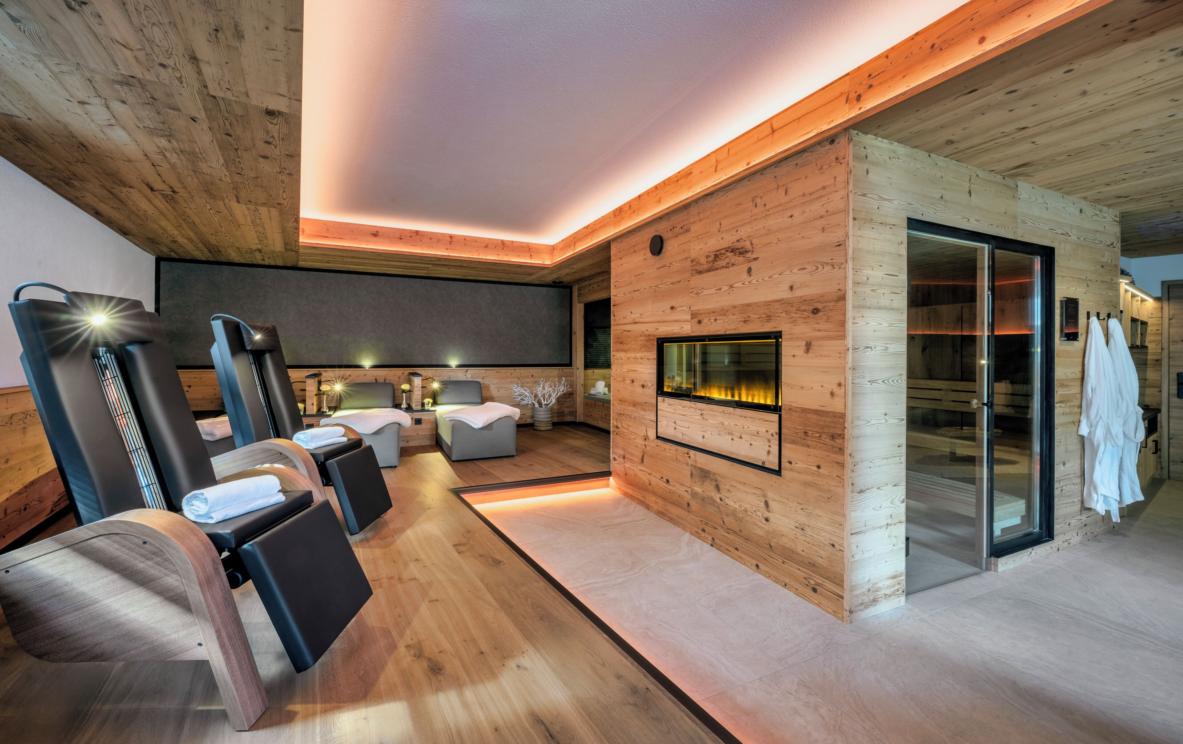 طلاء الأظافر والعناية بالقدمين، جلسات تدليك