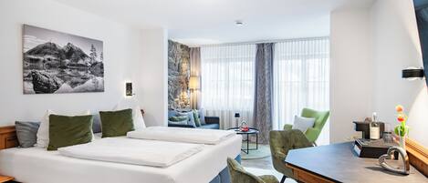 Hochwertige Bettwaren, Schreibtisch, Verdunkelungsvorhänge