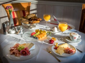 A breakfast table with various foods, drinks, and condiments. - Mäser's Allgäuherz (Wiggensbach)