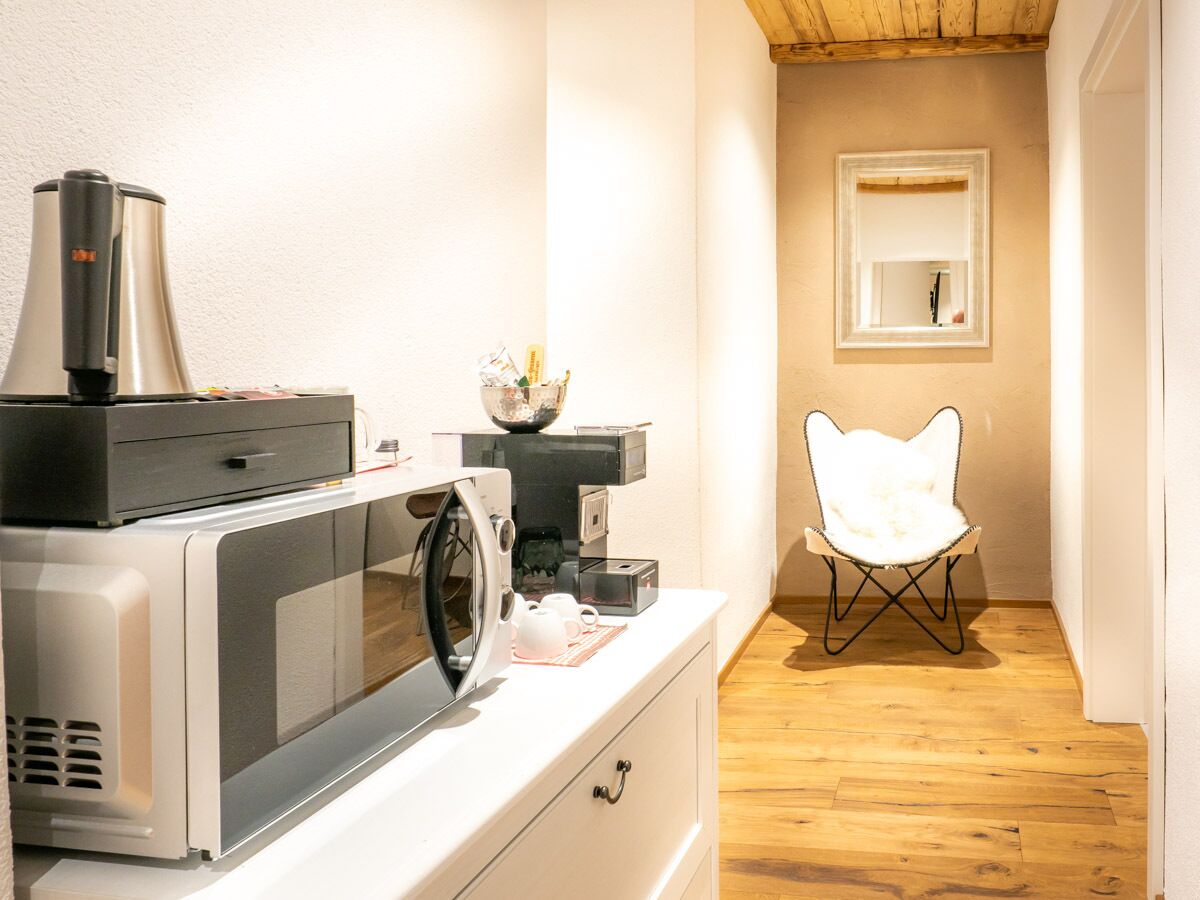 family suite (allgaeu) | living area | flat-screen tv