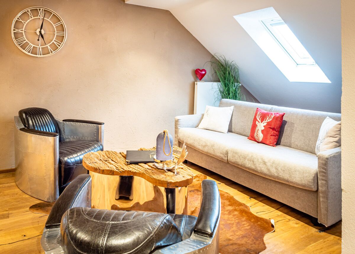 family suite (herz) | living area | flat-screen tv