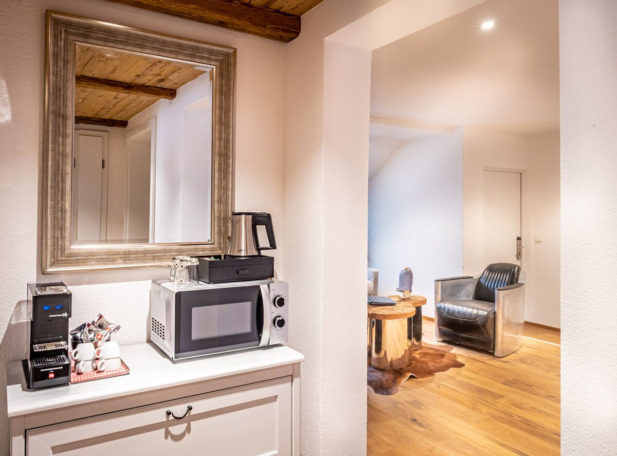 family suite (herz) | living area | flat-screen tv