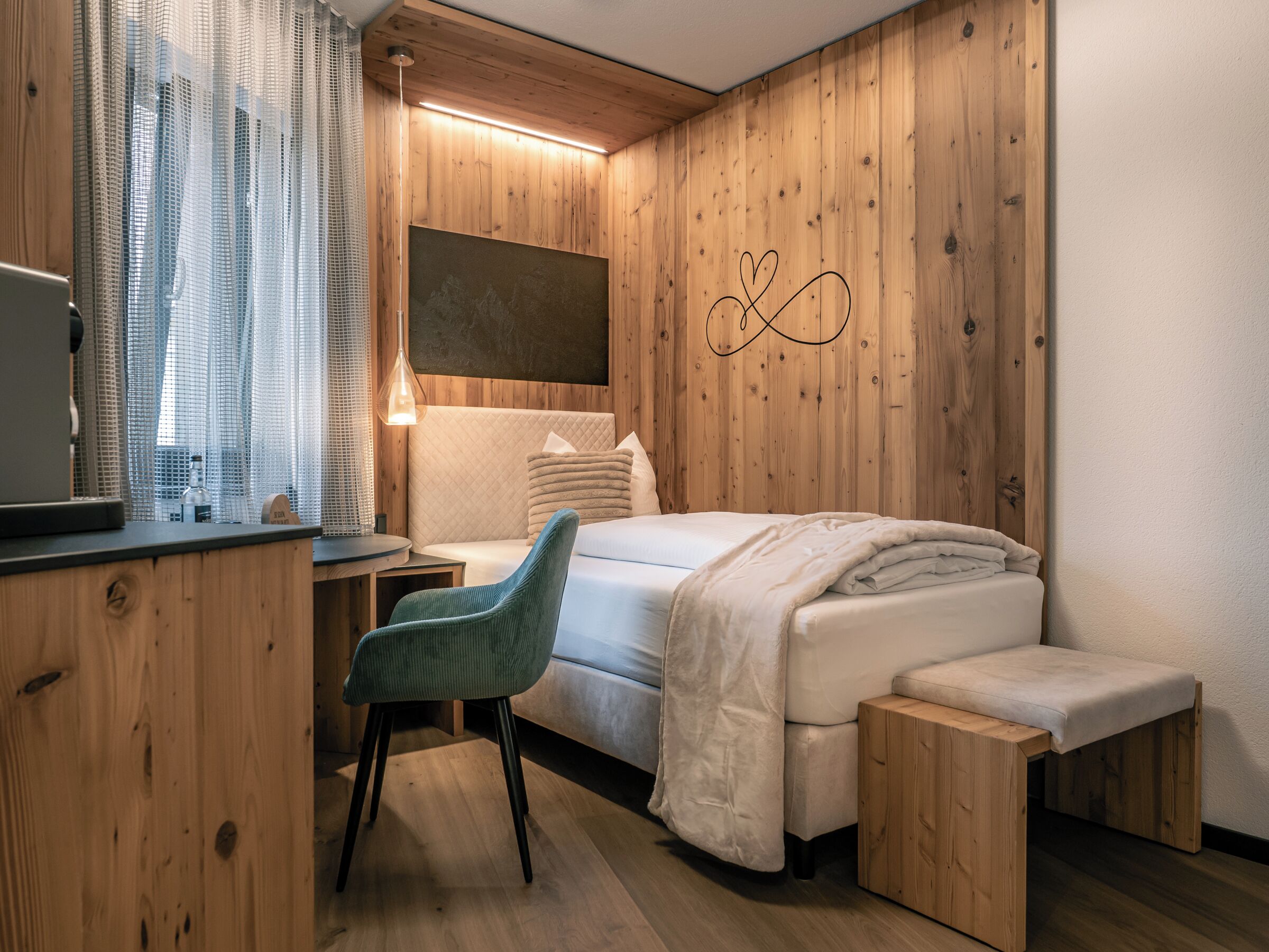 أغطية فراش متميزة ومكتب وستائر تعتيم ومكواة/لوح كي