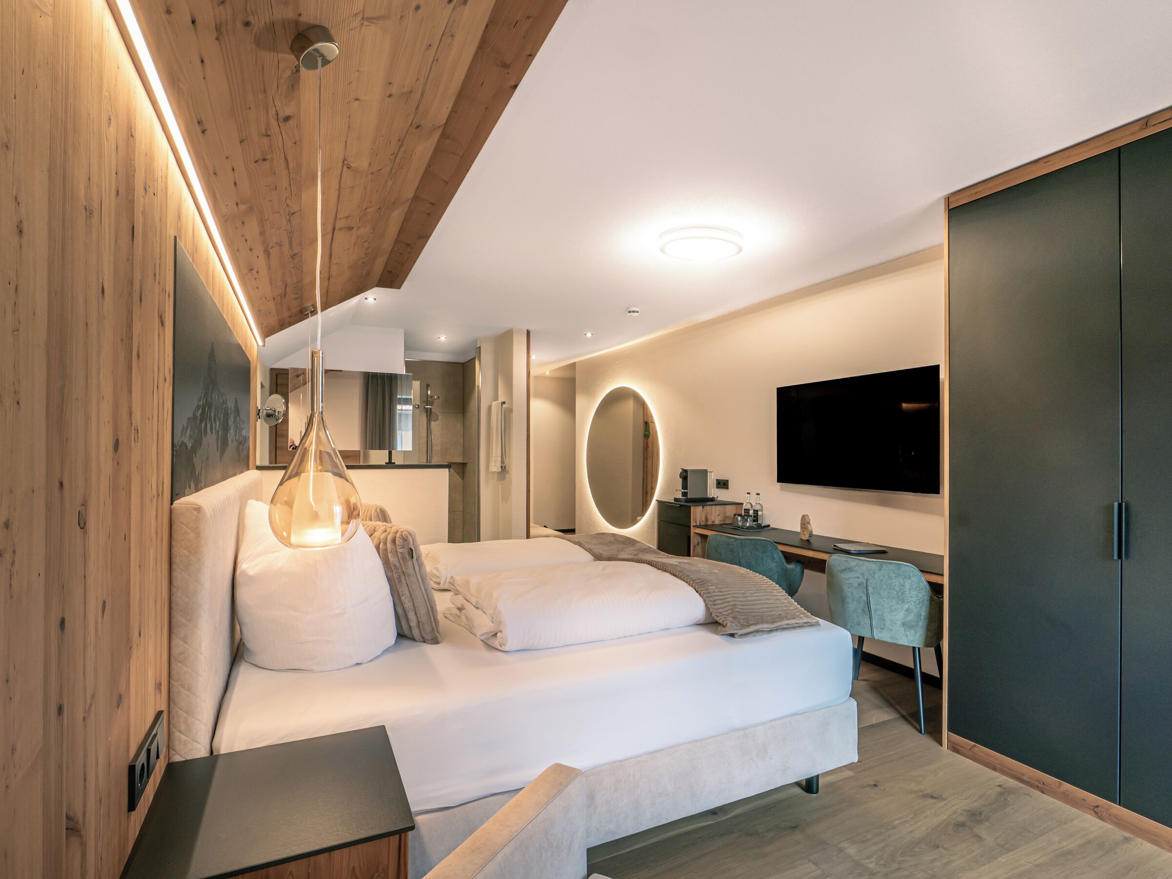 Kahden hengen deluxe-huone, parveke | Ylelliset vuodevaatteet, työpöytä, pimennysverhot, silitysrauta/-lauta