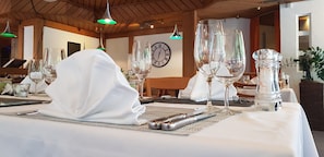 Petit déjeuner et dîner servis sur place, restauration en plein air