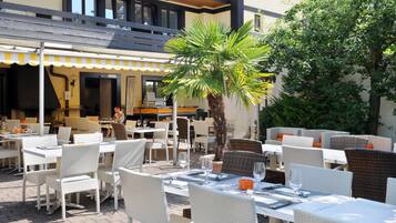 Petit déjeuner et dßner servis sur place, restauration en plein air