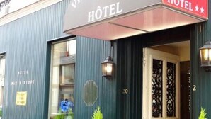 A hotel entrance with a sign reading "Hôtel" and a number "20" on the door. - Villa Du Maine (Paris)