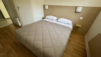 Standard Room, 1 Double Bed | WiFi (free), bed sheets