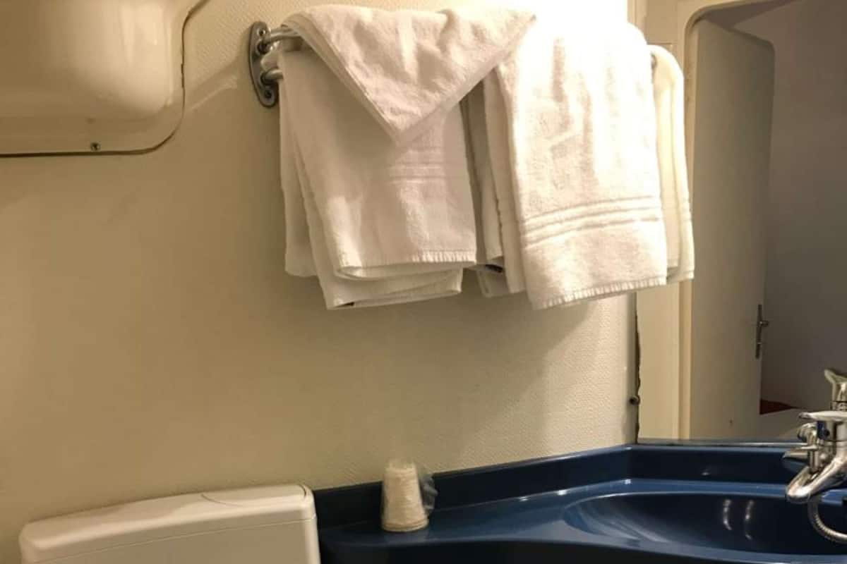 Regadera, amenidades de baño ecológicas, toallas